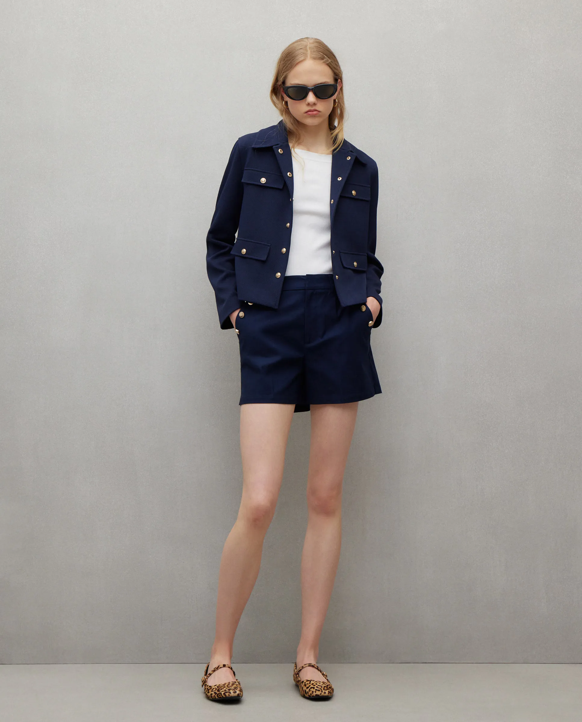 Женские шорты-бермуды с золотыми пуговицами Easy Wear, темно-синий
Женские шорты-бермуды с золотыми пуговицами Easy Wear, темно-синий