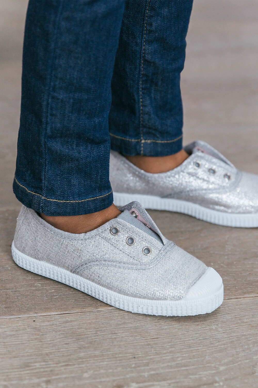 Кроссовки из парусины сливового цвета Trotters London, серебряный
Кроссовки из парусины сливового цвета Trotters London, серебряный