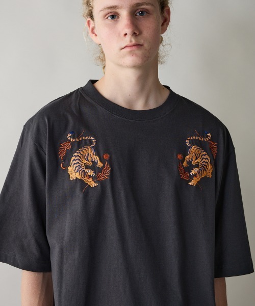 Rehacer Футболка сувенирная, свободный крой, Tiger Relax Fit
Rehacer Футболка сувенирная, свободный крой, Tiger Relax Fit