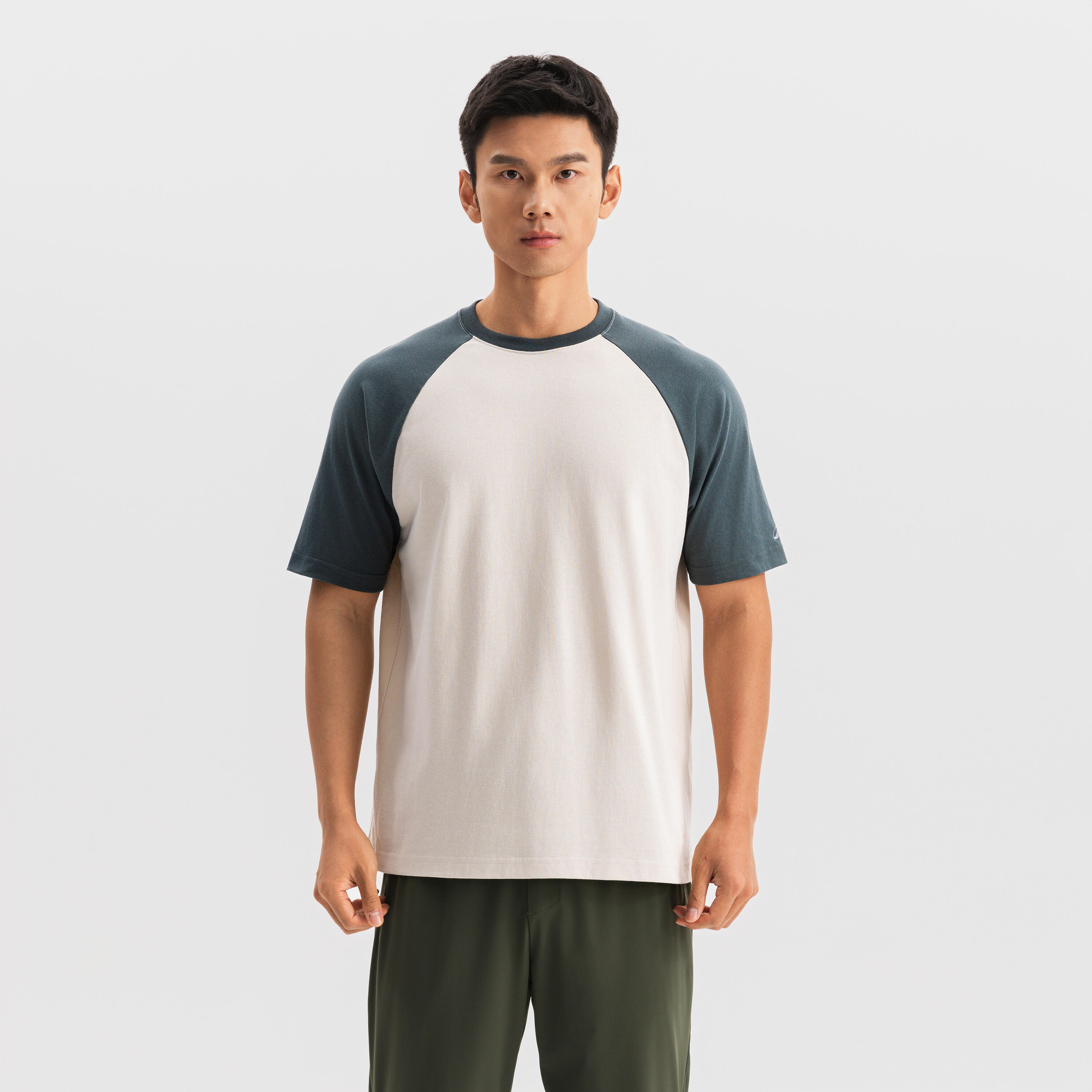 Мужская базовая футболка для фитнеса Domyos с регланными рукавами — льняной бежевый и тёмный серо-зелёный
Мужская базовая футболка для фитнеса Domyos с регланными рукавами — льняной бежевый и тёмный серо-зелёный