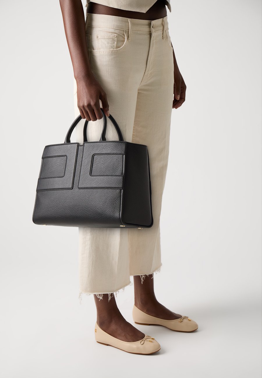 Сумка Elisabetta Franchi WOMEN'S BAG, Nero/Black
Сумка Elisabetta Franchi WOMEN'S BAG, Nero/Black