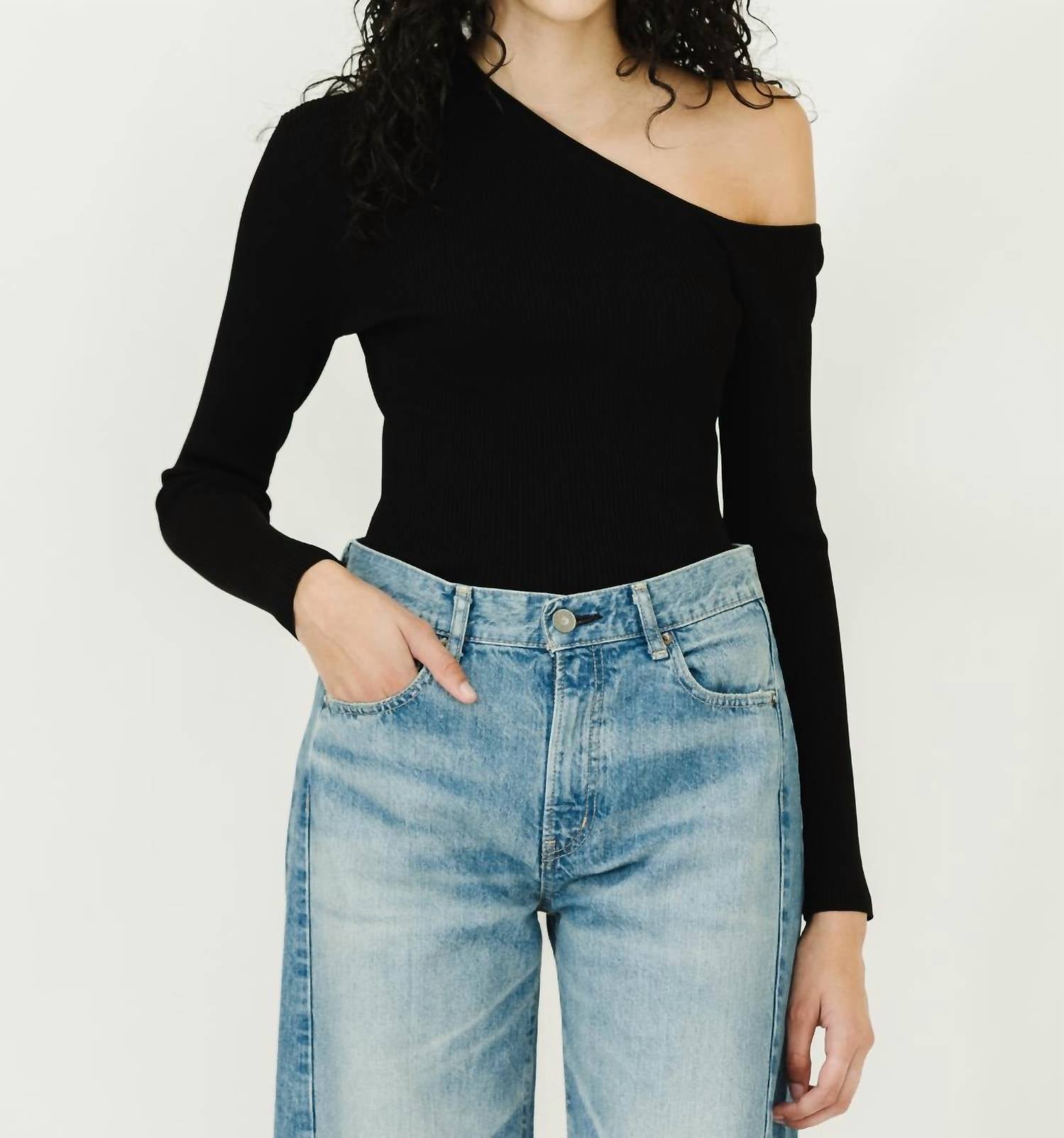 STAUD Асимметричный топ Lois черного цвета
STAUD Асимметричный топ Lois черного цвета