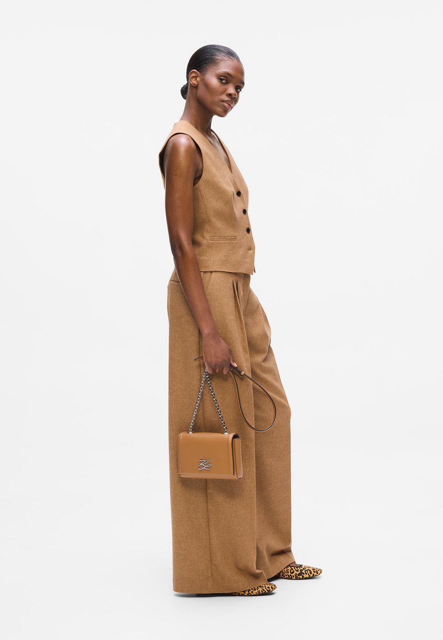 Сумка кросс-боди KARL LAGERFELD SMALL K/AUTOGRAPH, Caramel/Camel
Сумка кросс-боди KARL LAGERFELD SMALL K/AUTOGRAPH, Caramel/Camel