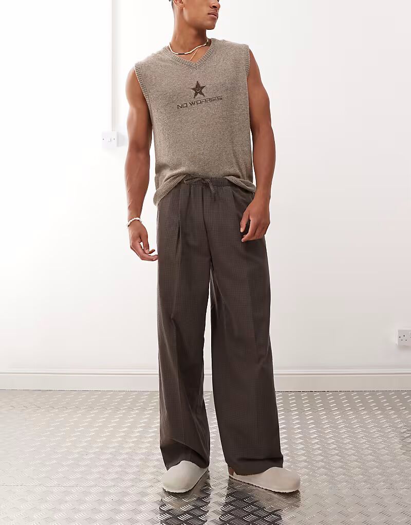 Брюки свободного кроя с широкими штанинами в темную клетку Weekday
Брюки свободного кроя с широкими штанинами в темную клетку Weekday