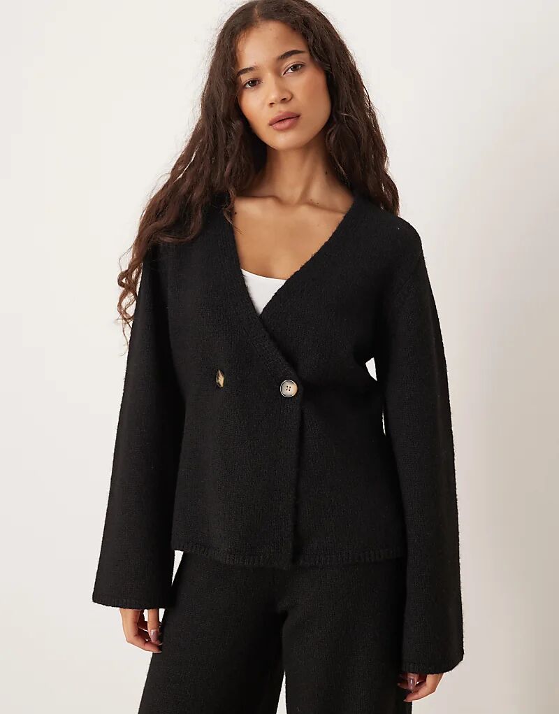 Вязаный кардиган YAS с длинными рукавами черного цвета
Вязаный кардиган YAS с длинными рукавами черного цвета