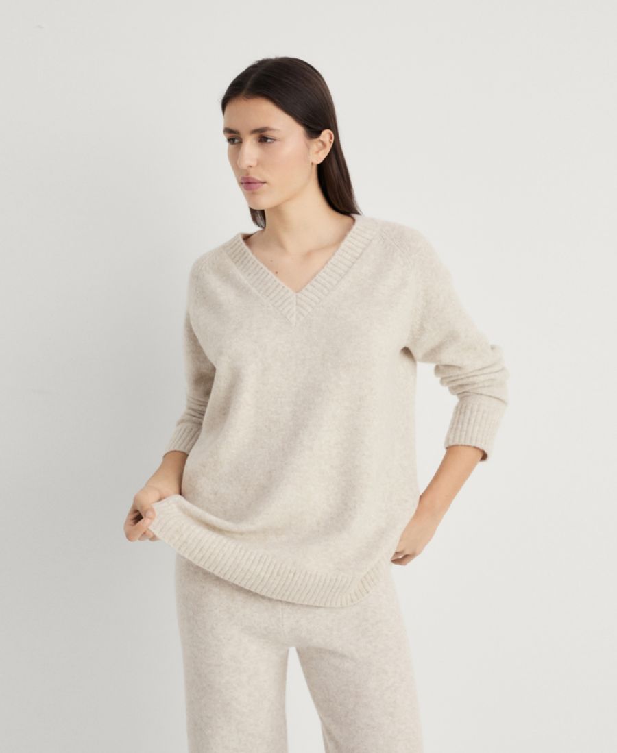 Женский однотонный вязаный свитер с V-образным вырезом MANGO, Beige
Женский однотонный вязаный свитер с V-образным вырезом MANGO, Beige