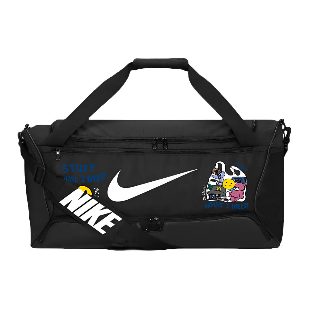 Nike Чёрная дорожная сумка с белым принтом унисекс, Smiley Face Trash Bag Bear
Nike Чёрная дорожная сумка с белым принтом унисекс, Smiley Face Trash Bag Bear
