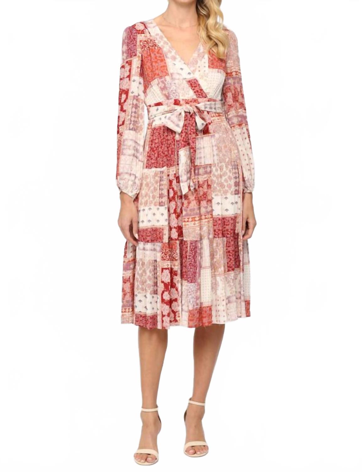 FATE Многоярусное миди-платье с комбинированным принтом в разноцветной гамме
FATE Многоярусное миди-платье с комбинированным принтом в разноцветной гамме