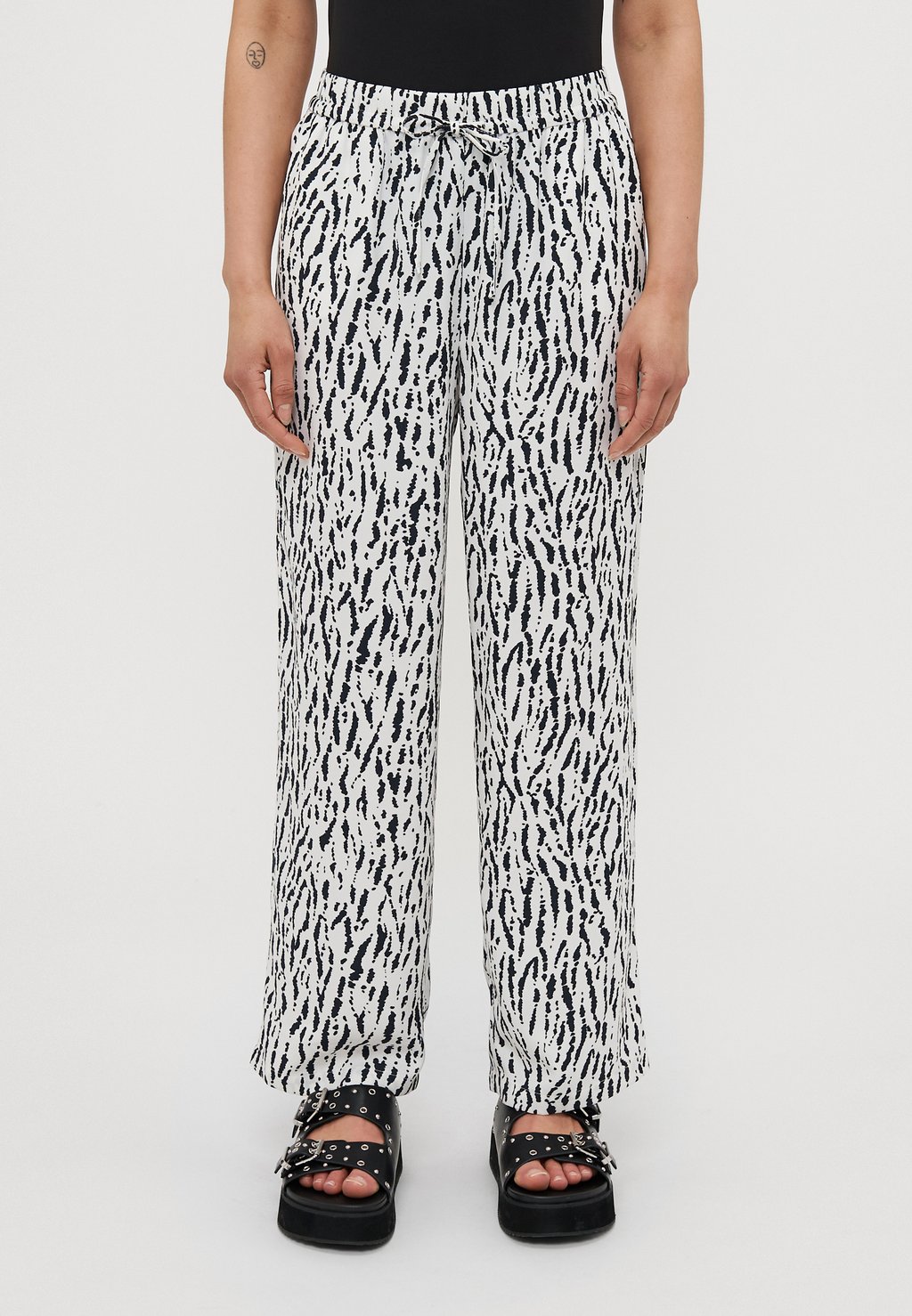 Брюки ONLTHALIA LIFE STRING ONLY Petite, белый
Брюки ONLTHALIA LIFE STRING ONLY Petite, белый