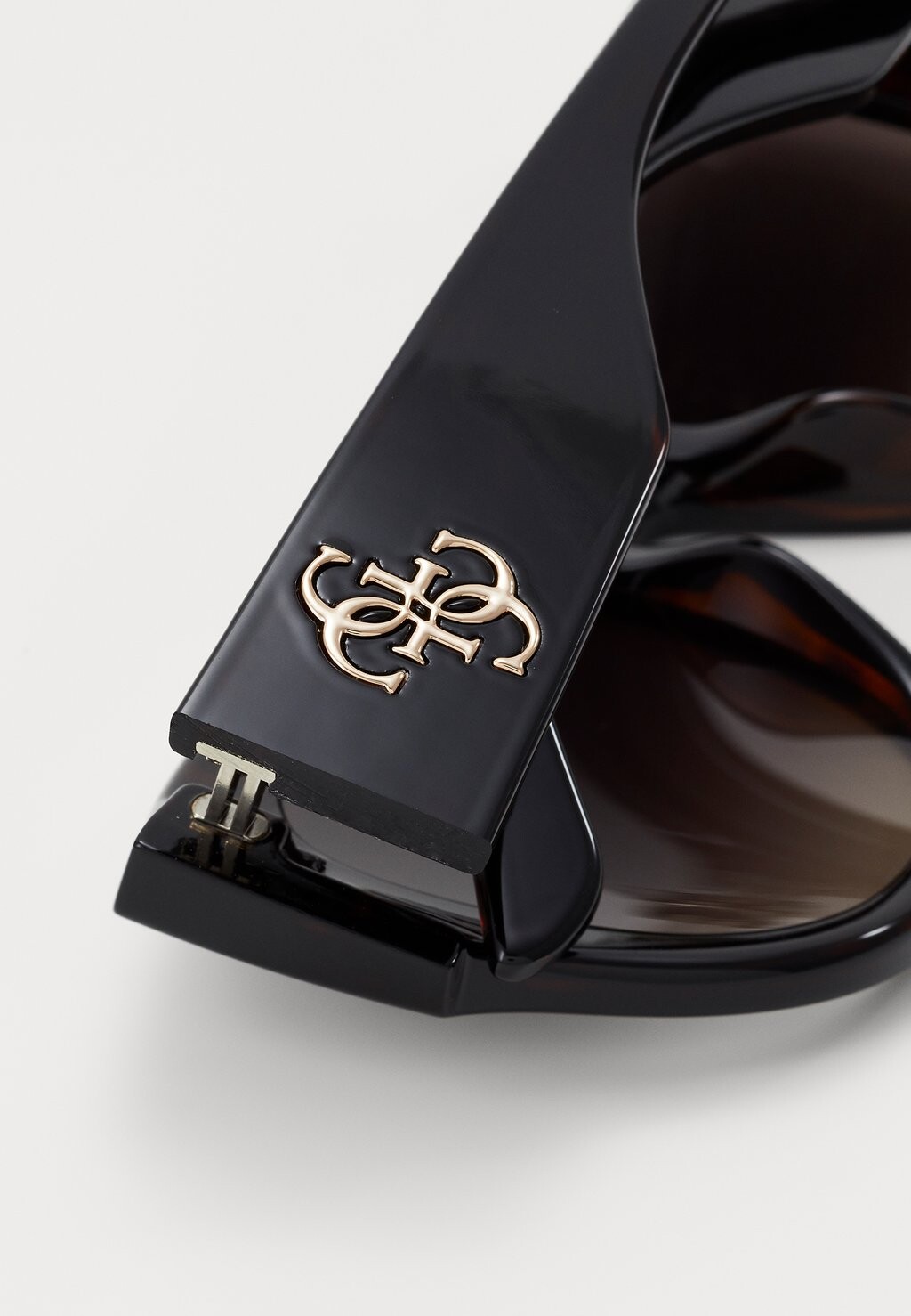 Солнцезащитные очки Guess, темная Гавана
Солнцезащитные очки Guess, темная Гавана