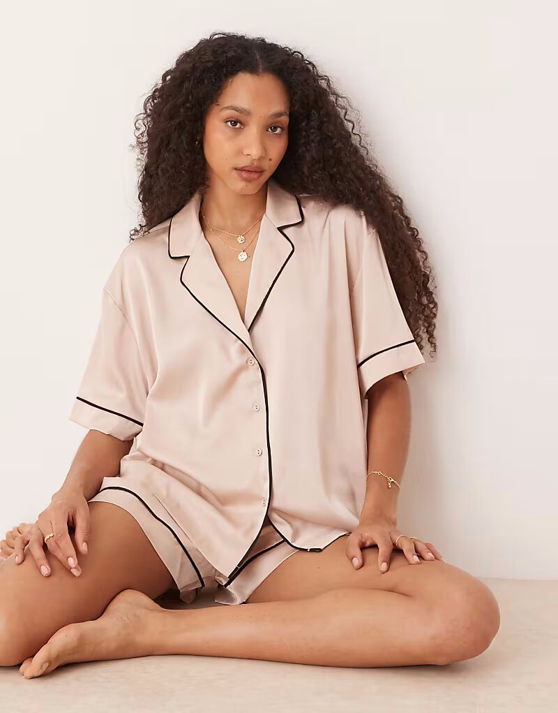 Комплект из атласной рубашки с короткими рукавами и короткой пижамы ASOS DESIGN светло-розового цвета
Комплект из атласной рубашки с короткими рукавами и короткой пижамы ASOS DESIGN светло-розового цвета