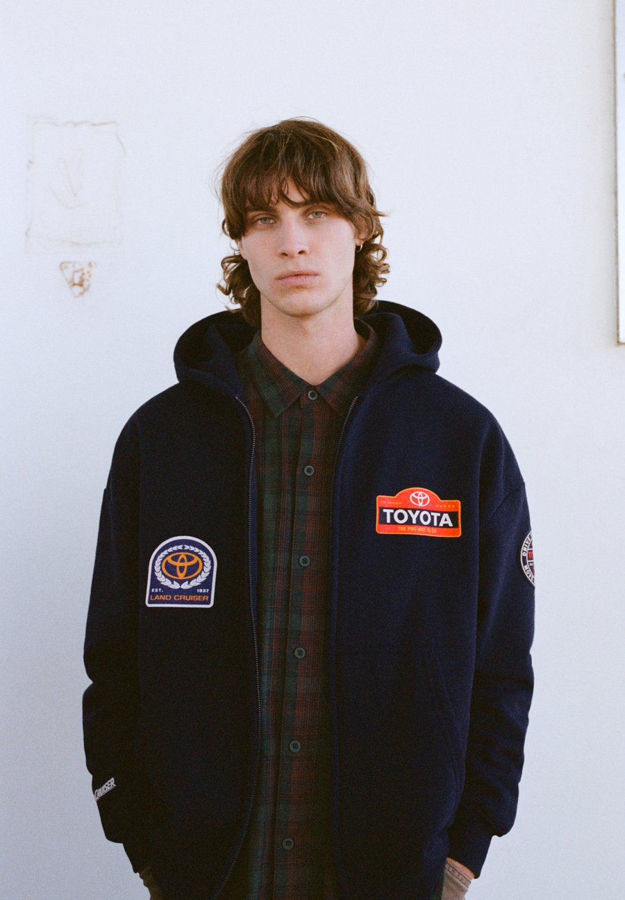 Толстовка PULL&BEAR Zip-up sweatshirt, Dark-Blue Denim
Толстовка PULL&BEAR Zip-up sweatshirt, Dark-Blue Denim