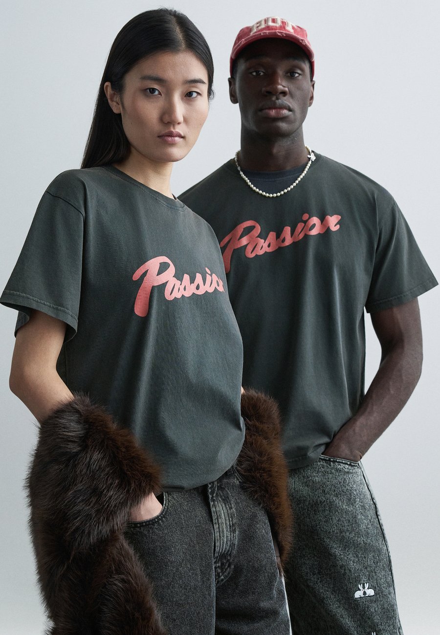 Футболка Carne Bollente PASSION PURSUITS UNISEX, Off-Black/Black, Черный, Футболка Carne Bollente PASSION PURSUITS UNISEX, Off-Black/Black
Футболка Carne Bollente PASSION PURSUITS UNISEX, Off-Black/Black, Черный, Футболка Carne Bollente PASSION PURSUITS UNISEX, Off-Black/Black