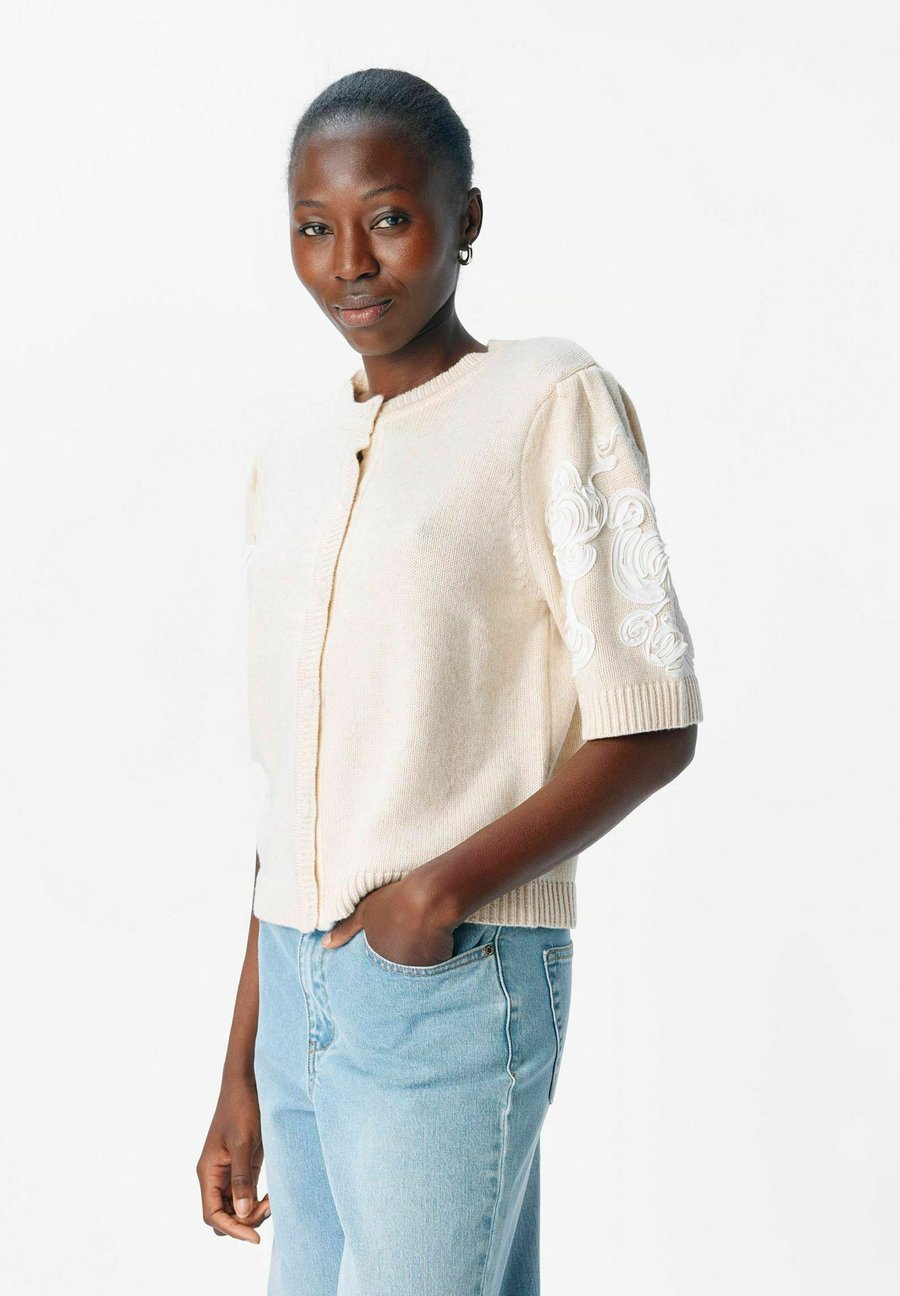 Кардиган Object Cardigan, White Sand/White
Кардиган Object Cardigan, White Sand/White
