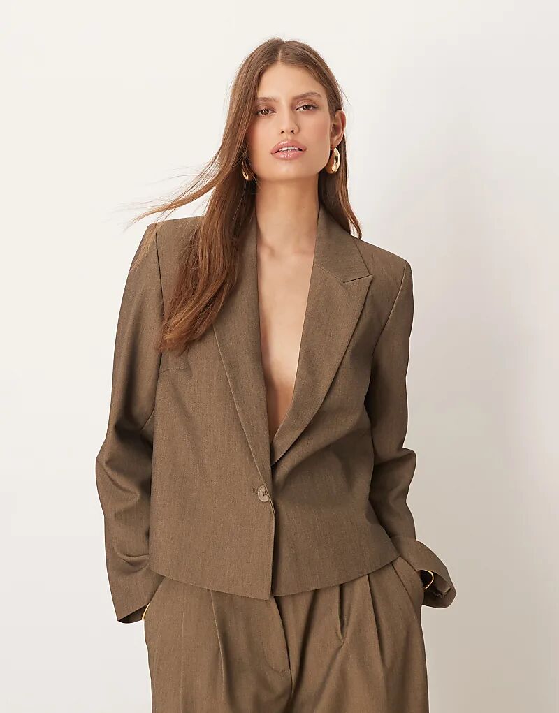 Короткий пиджак YAS, приталенный в сером цвете
Короткий пиджак YAS, приталенный в сером цвете