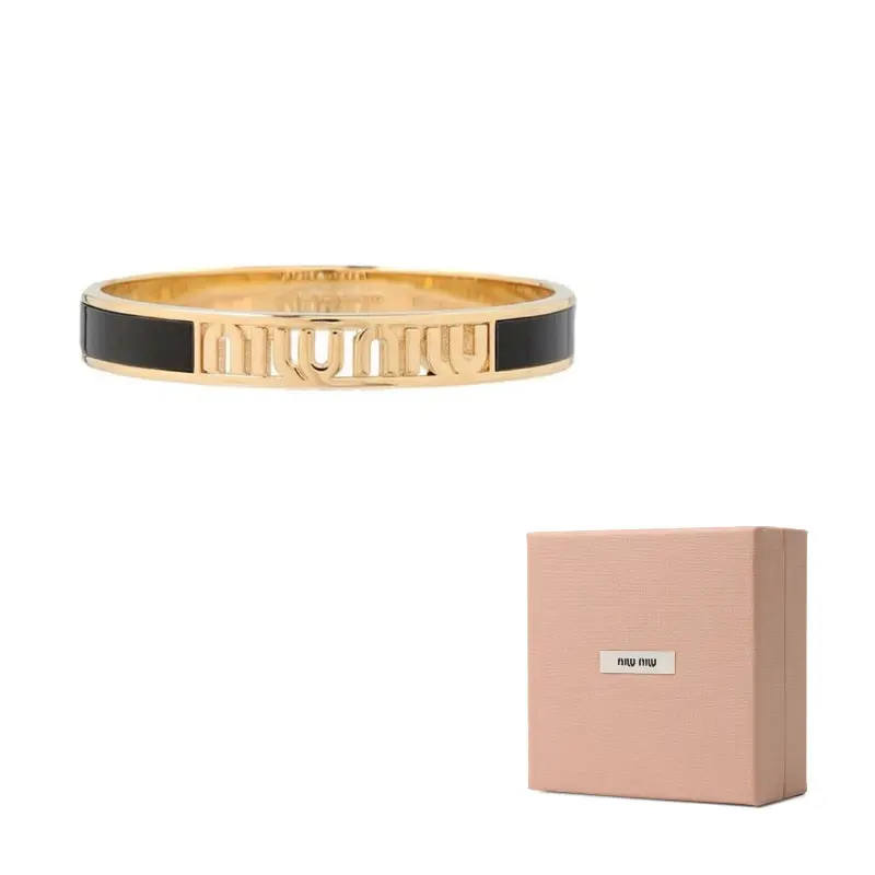 Эмалевый браслет с логотипом MIU MIU
Эмалевый браслет с логотипом MIU MIU