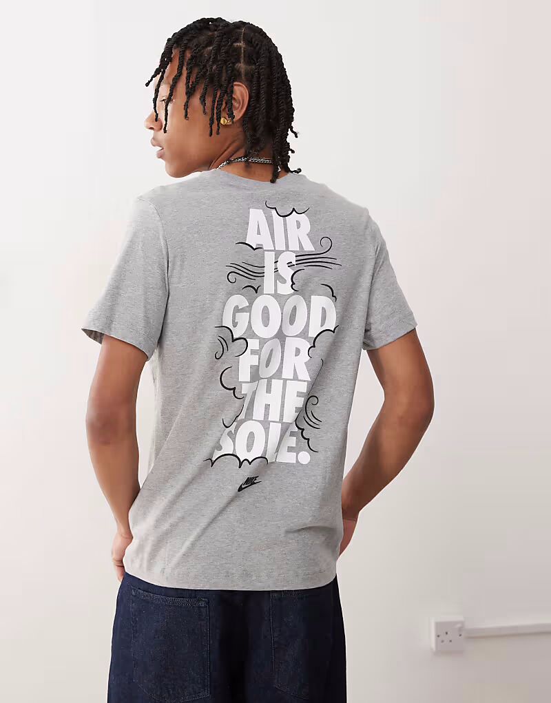 Футболка с графическим принтом на спине Nike Air серого цвета
Футболка с графическим принтом на спине Nike Air серого цвета