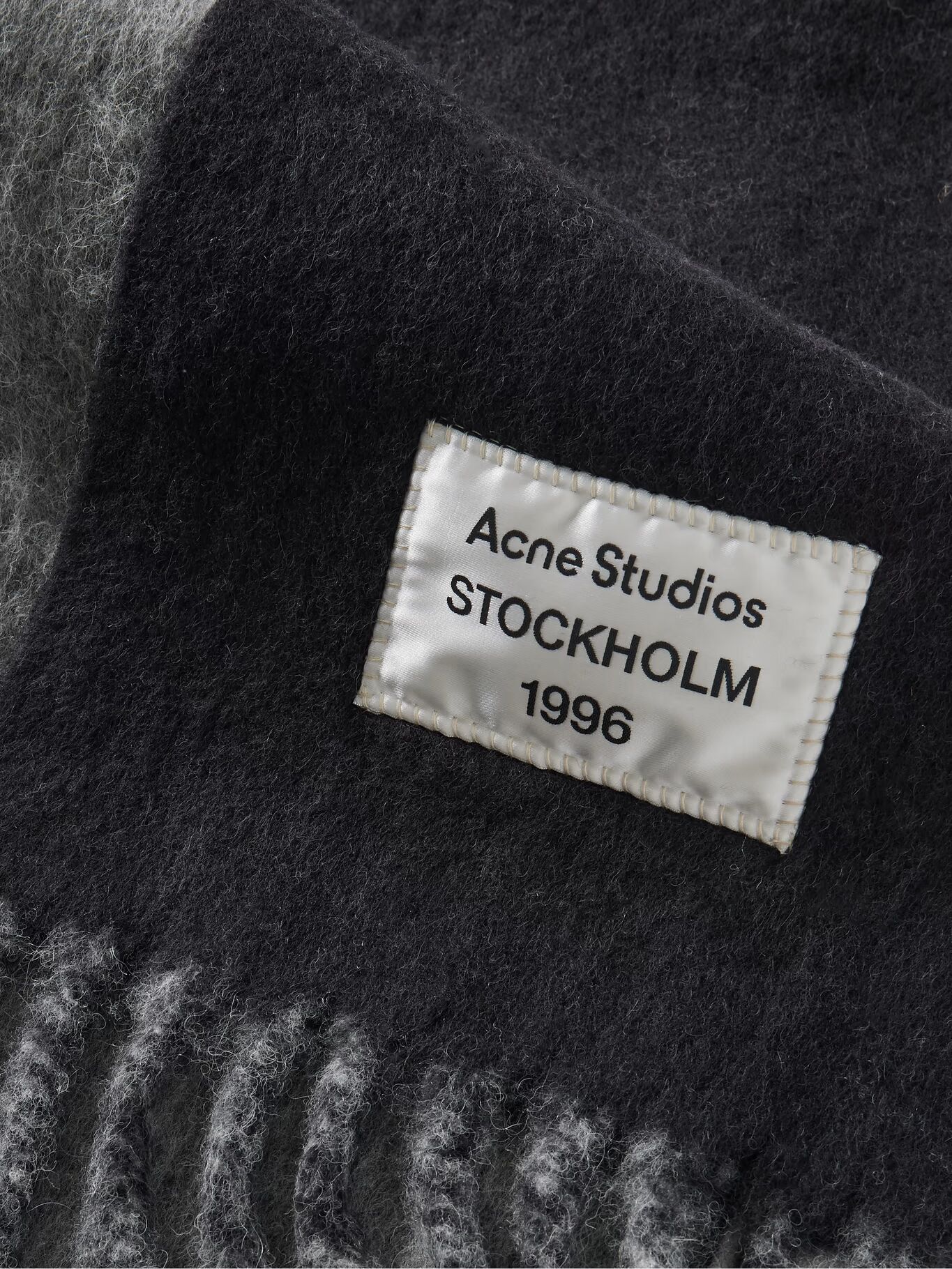 Шарф Volly Color-Block с бахромой и логотипом-аппликацией из смеси альпаки ACNE STUDIOS, черный
Шарф Volly Color-Block с бахромой и логотипом-аппликацией из смеси альпаки ACNE STUDIOS, черный