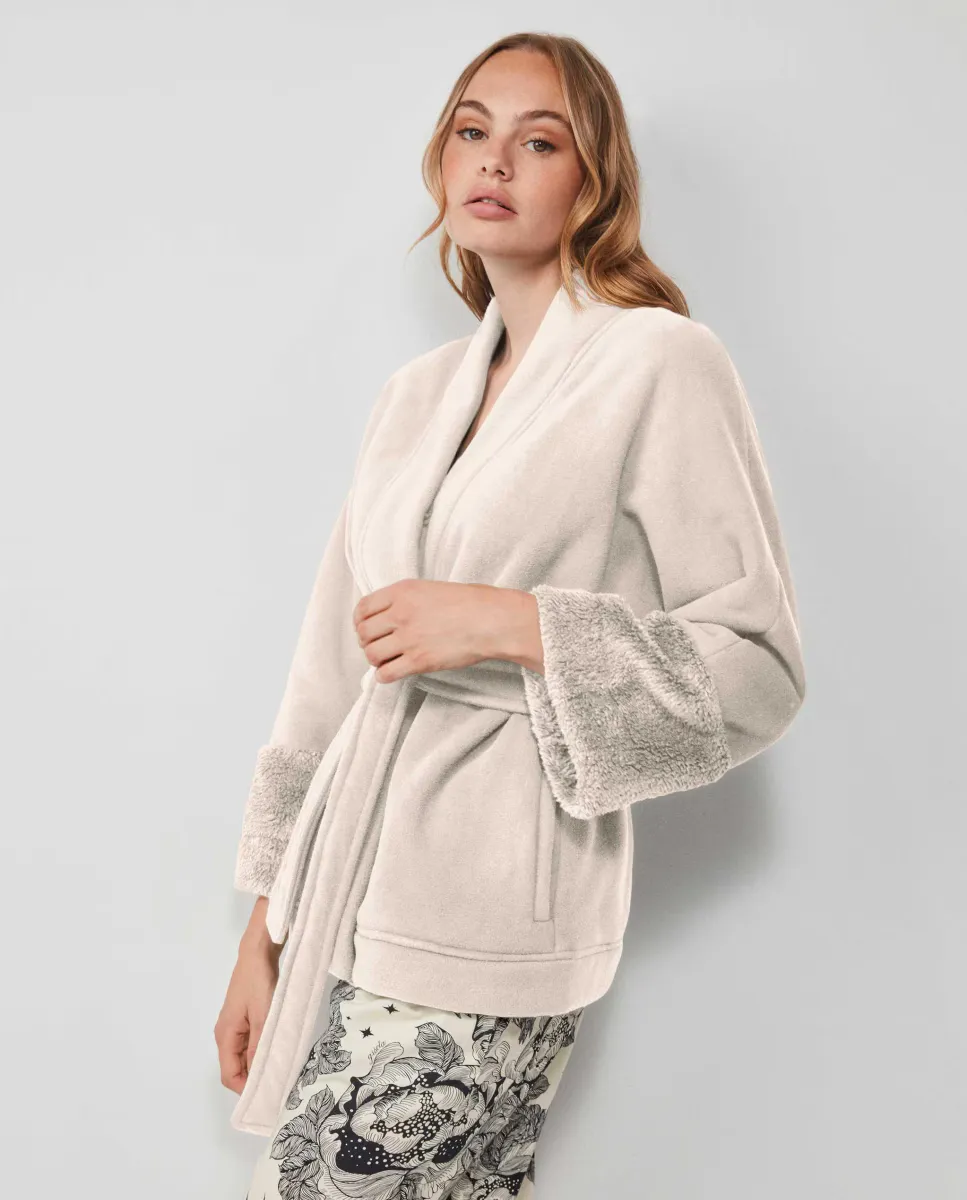 Короткий женский флисовый халат Gisela, бежевый
Короткий женский флисовый халат Gisela, бежевый