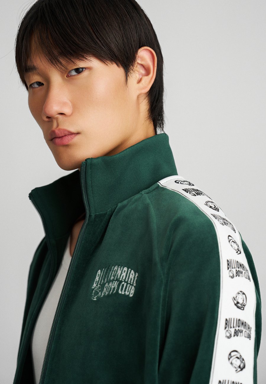 Толстовка Billionaire Boys Club SMALL ARCH LOGO TAPED, Dark Green/Green
Толстовка Billionaire Boys Club SMALL ARCH LOGO TAPED, Dark Green/Green