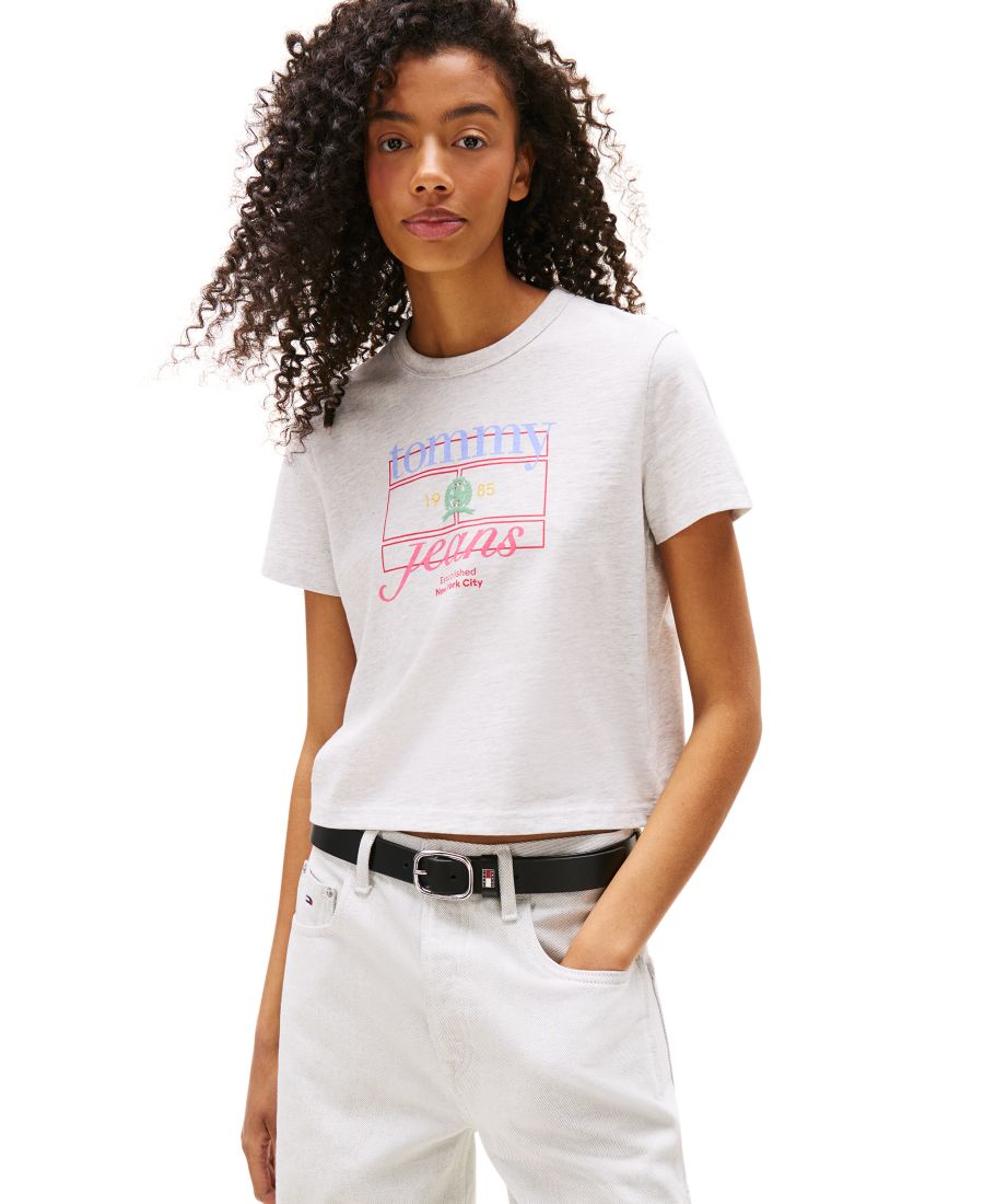 Женская хлопковая футболка с коротким рукавом и логотипом и гербом Tommy Jeans, Ecru
Женская хлопковая футболка с коротким рукавом и логотипом и гербом Tommy Jeans, Ecru