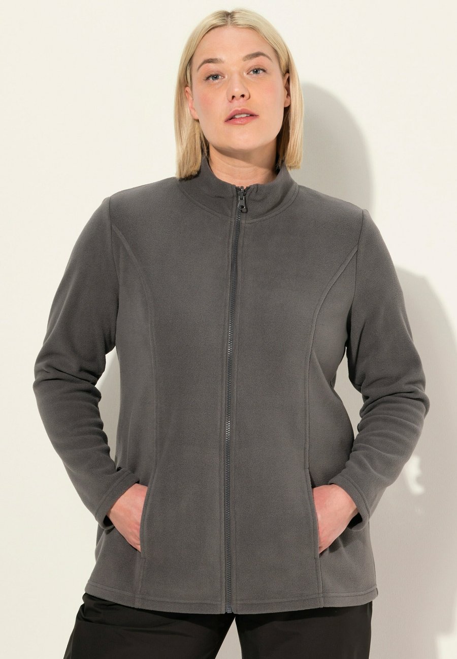 Флисовая куртка Ulla Popken GROSSE GRÖSSEN BAUKASTENSYSTEM KRAGEN , Graphite Grey/Grey
Флисовая куртка Ulla Popken GROSSE GRÖSSEN BAUKASTENSYSTEM KRAGEN , Graphite Grey/Grey