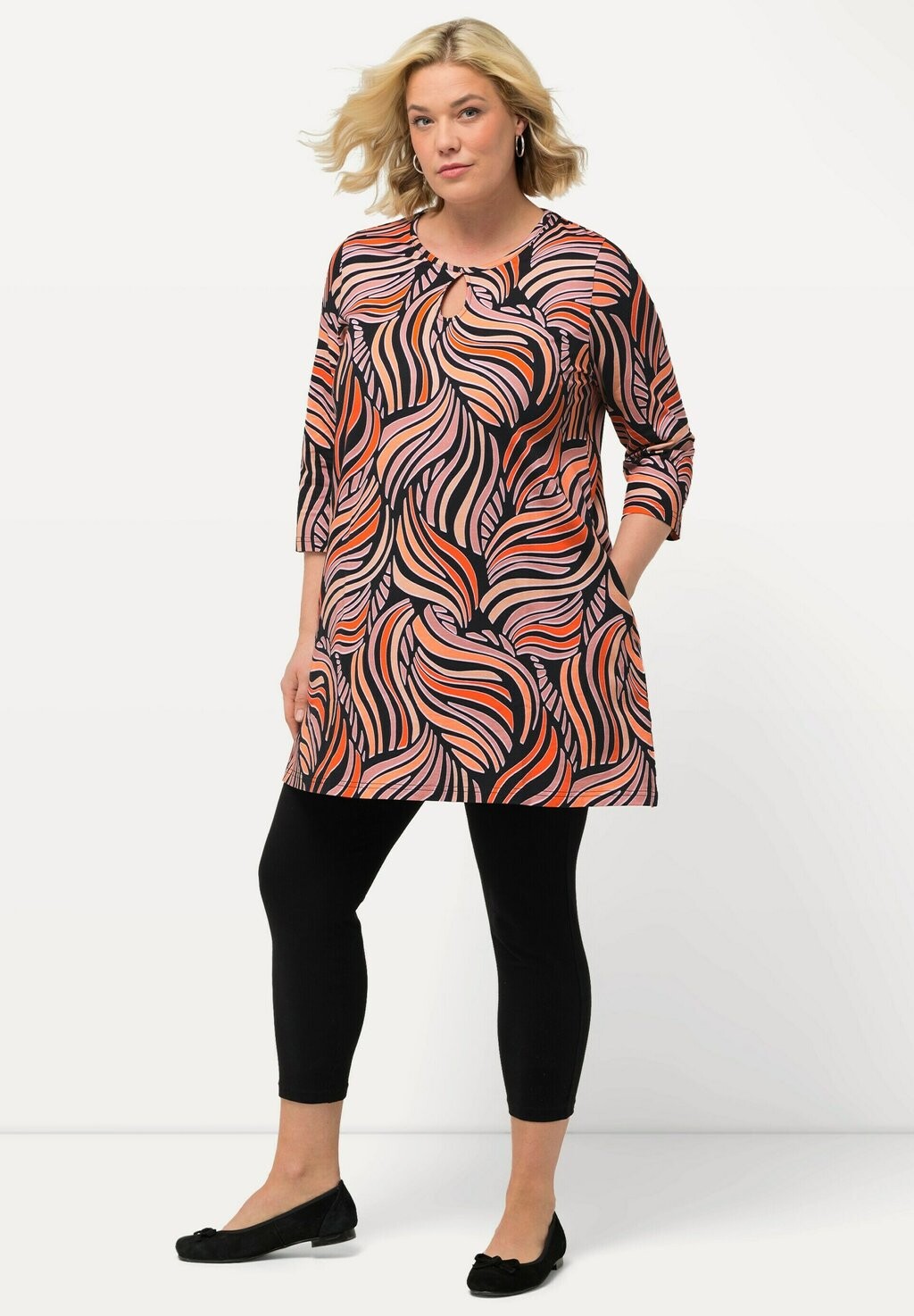Топ с длинными рукавами MOVING SWIRL PRINTPOCKET A-LINE SWING Ulla Popken, черный
Топ с длинными рукавами MOVING SWIRL PRINTPOCKET A-LINE SWING Ulla Popken, черный