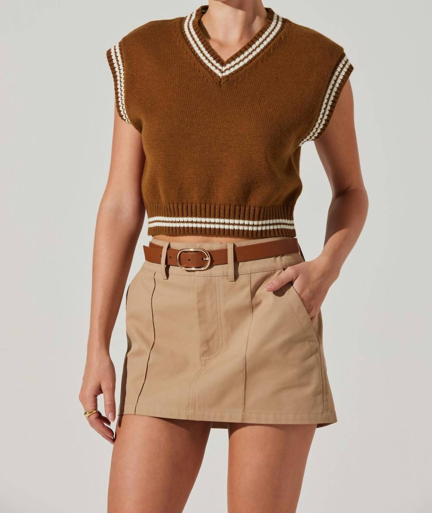 Укороченный свитер-жилет Kirby с V-образным вырезом коричневого цвета ASTR
Укороченный свитер-жилет Kirby с V-образным вырезом коричневого цвета ASTR