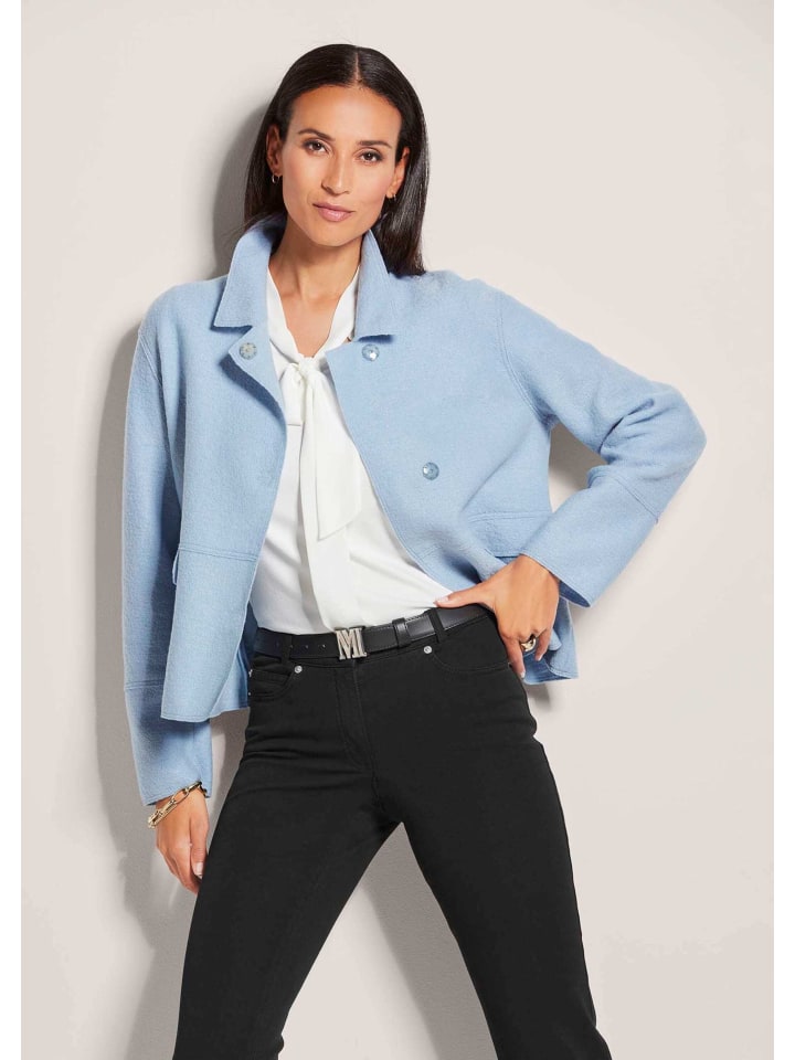 MADELEINE Шерстяной блейзер с отложным воротником и накладными карманами синего цвета
MADELEINE Шерстяной блейзер с отложным воротником и накладными карманами синего цвета