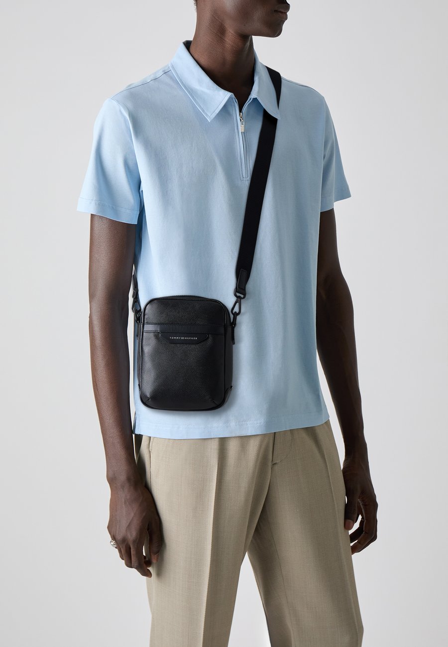 Сумка кросс-боди Tommy Hilfiger BUS MINI REPORTER, Black
Сумка кросс-боди Tommy Hilfiger BUS MINI REPORTER, Black
