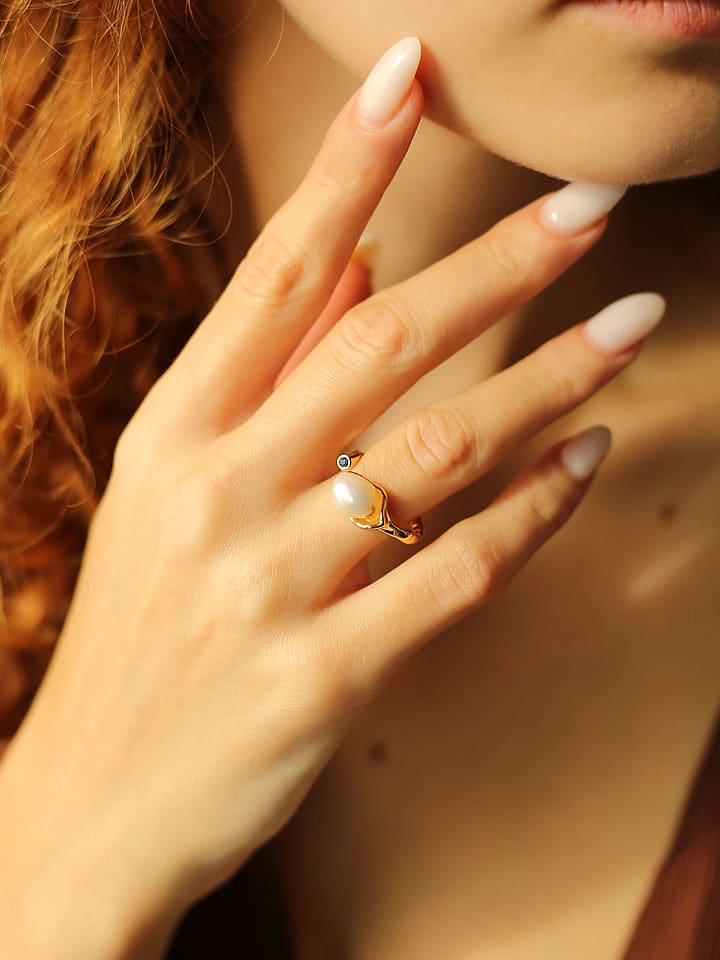 Позолоченное кольцо с жемчугом и драгоценным камнем Pierres delicates
Позолоченное кольцо с жемчугом и драгоценным камнем Pierres delicates