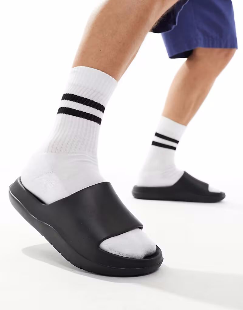 Массивные шлепанцы ASOS DESIGN черного цвета
Массивные шлепанцы ASOS DESIGN черного цвета