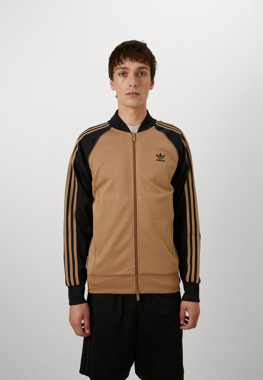 Куртка Adidas Originals Bomber Jacket, Cardboard Black Cardboard/Cognac
Куртка Adidas Originals Bomber Jacket, Cardboard Black Cardboard/Cognac