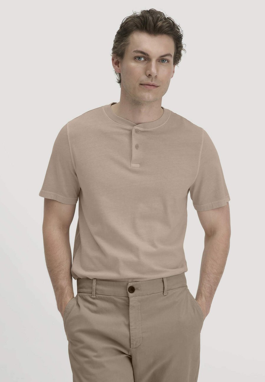 Футболка Hessnatur Basic T-shirt, Taupe, Коричневый, Футболка Hessnatur Basic T-shirt, Taupe
Футболка Hessnatur Basic T-shirt, Taupe, Коричневый, Футболка Hessnatur Basic T-shirt, Taupe