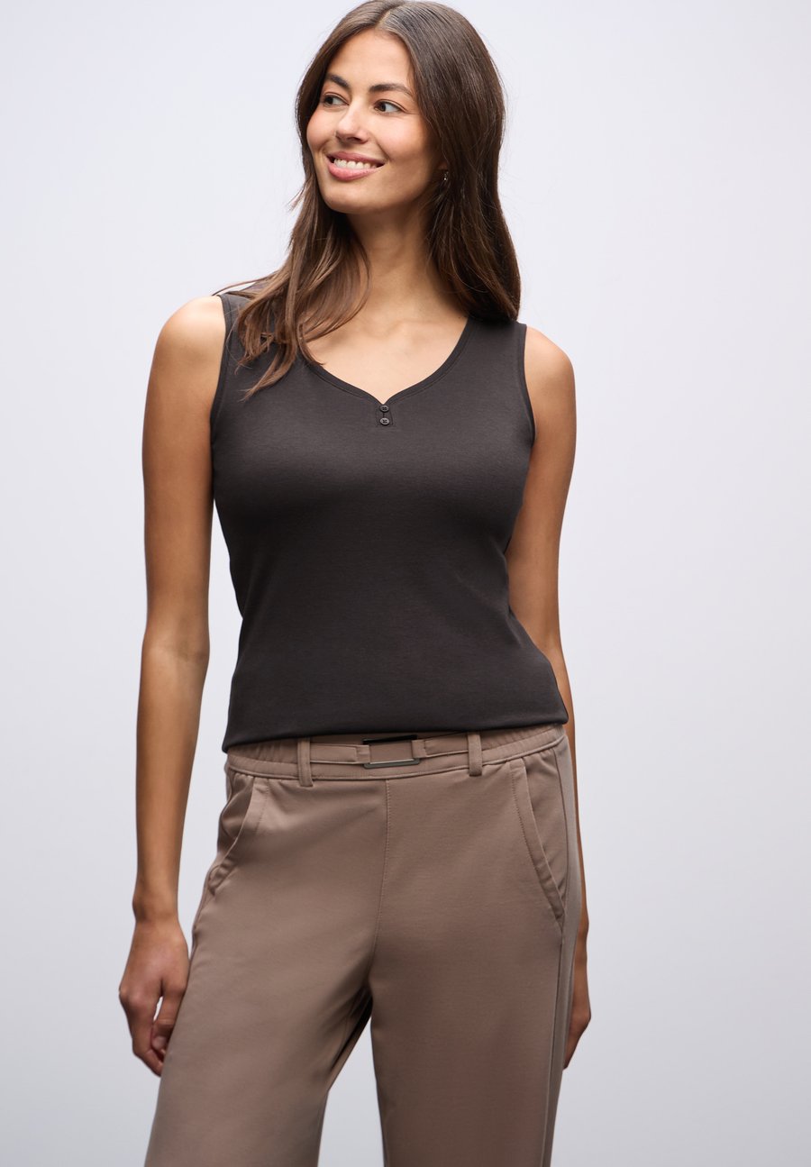 Топ Street One MIT KNOPFDETAIL, Braun/Dark Brown
Топ Street One MIT KNOPFDETAIL, Braun/Dark Brown