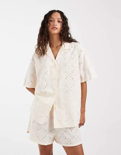 Персиковый комплект из рубашки и шорт Lacoste Broderie Anglaise
Персиковый комплект из рубашки и шорт Lacoste Broderie Anglaise