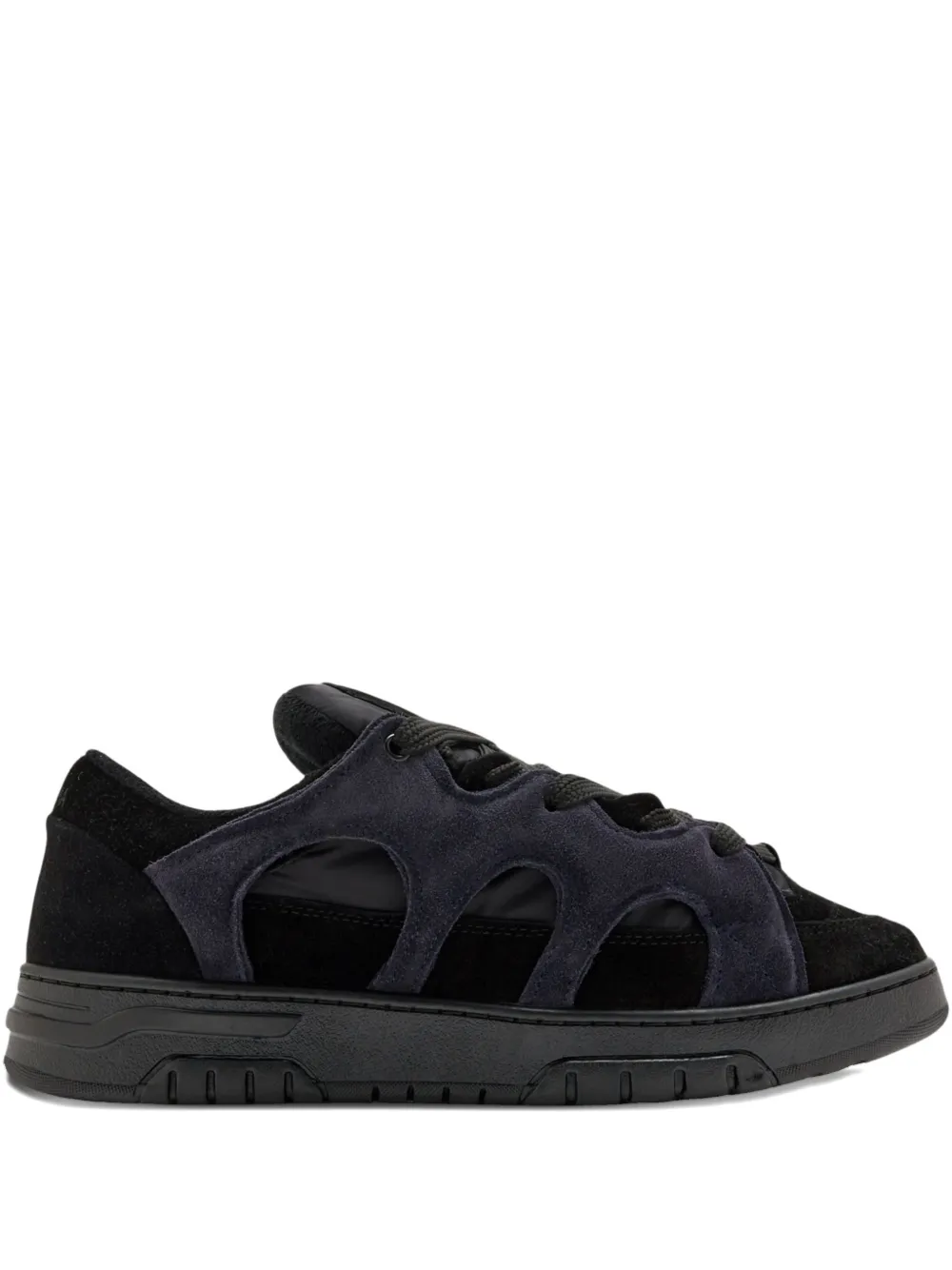 Замшевые кроссовки Model 1 с вырезами Santha, черный
Замшевые кроссовки Model 1 с вырезами Santha, черный