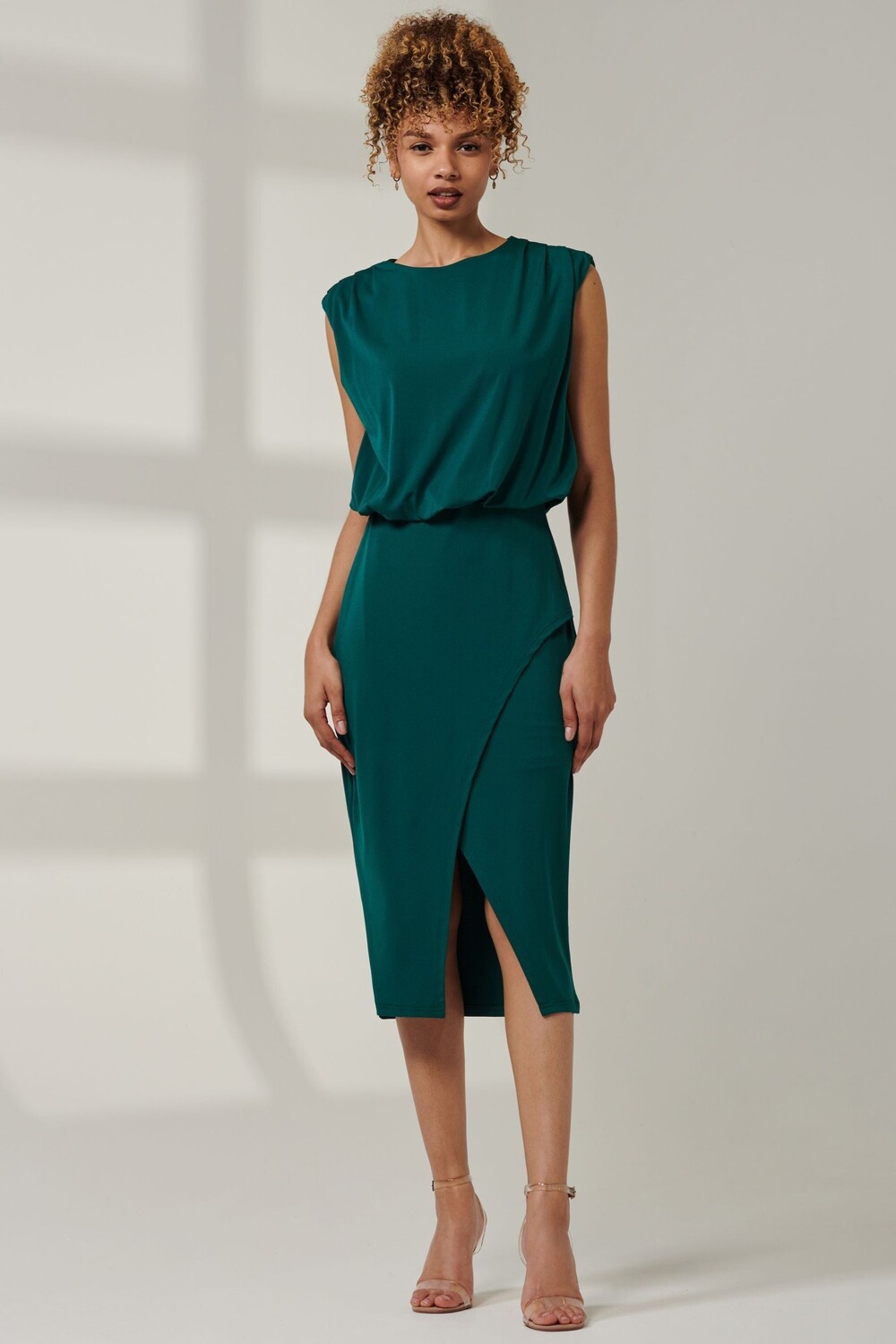 Платье футляр Kira с драпировкой и ярусами Jolie Moi, зеленый 
Платье футляр Kira с драпировкой и ярусами Jolie Moi, зеленый