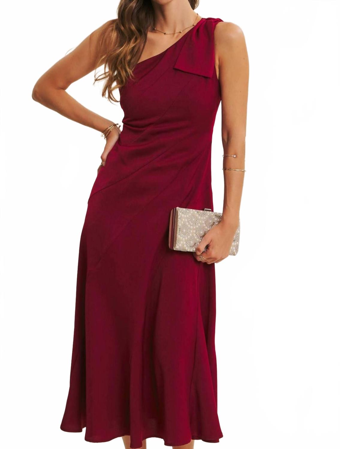 In February Бордовое миди-платье на одно плечо
In February Бордовое миди-платье на одно плечо