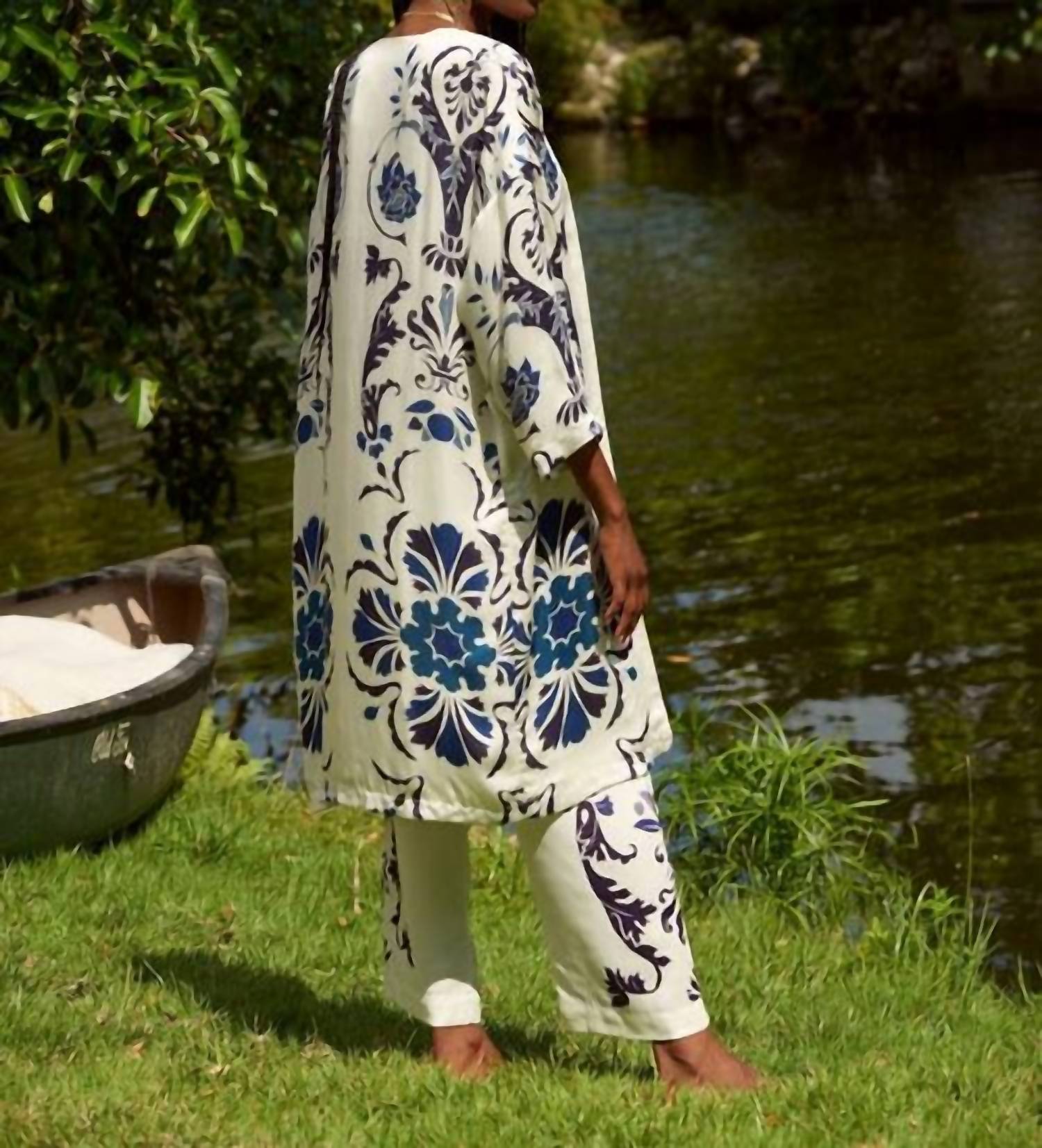 Пальто Эрос в белом цвете CAROLINA K
Пальто Эрос в белом цвете CAROLINA K