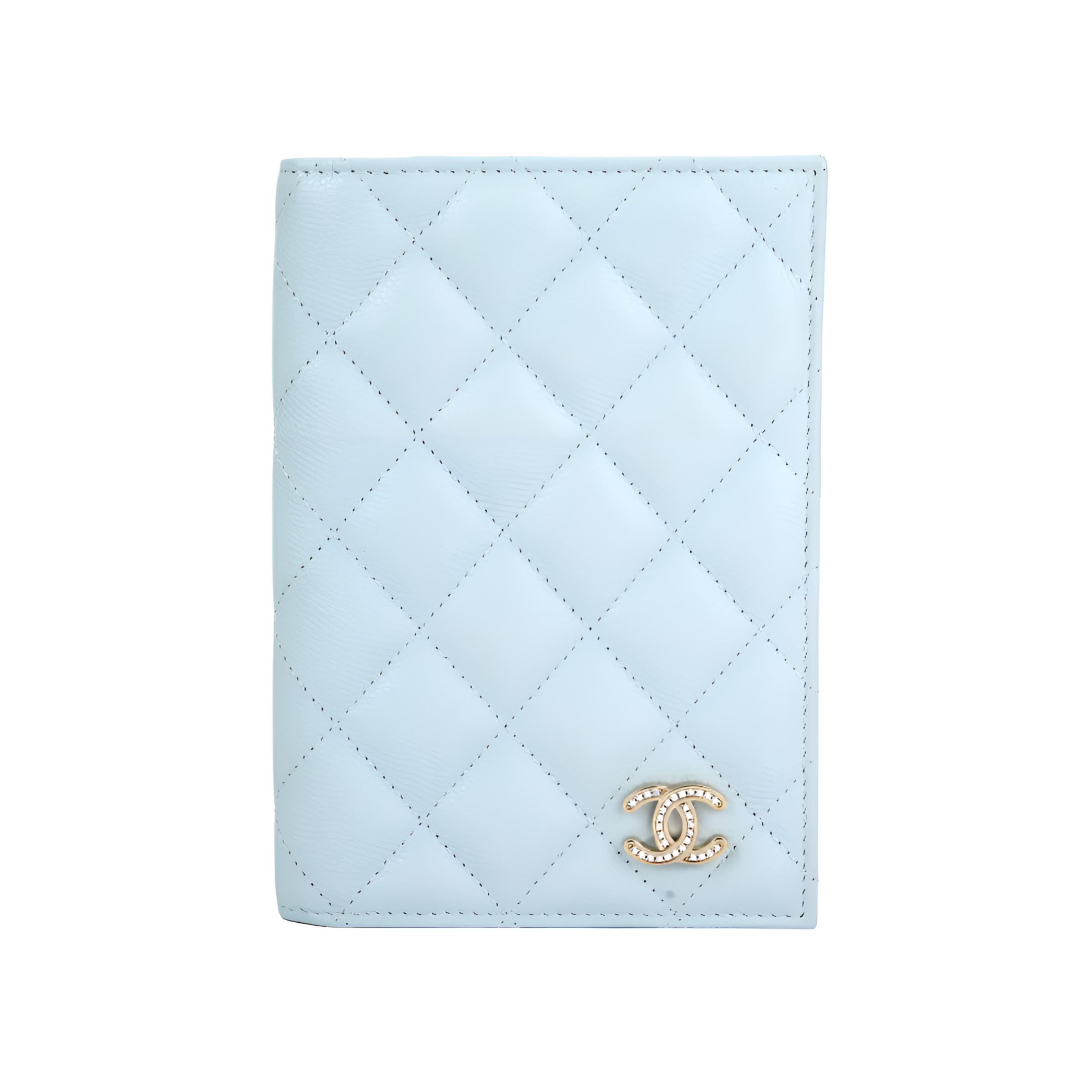 CHANEL Женский бумажник из телячьей кожи светло-голубого цвета
CHANEL Женский бумажник из телячьей кожи светло-голубого цвета