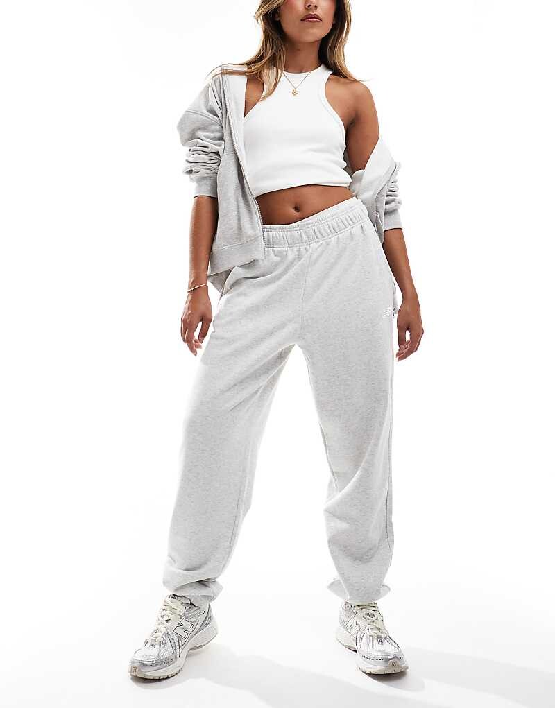 Серые джоггеры из френч терри New Balance sport Essentials
Серые джоггеры из френч терри New Balance sport Essentials