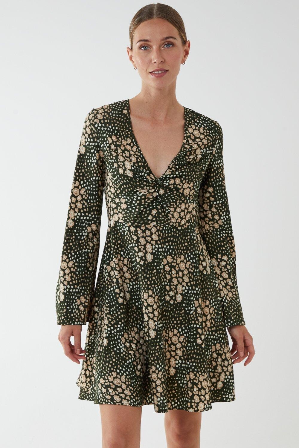 Мини-платье с плиссированной юбкой и закручивающейся передней частью Blue Vanilla, зеленый
Мини-платье с плиссированной юбкой и закручивающейся передней частью Blue Vanilla, зеленый