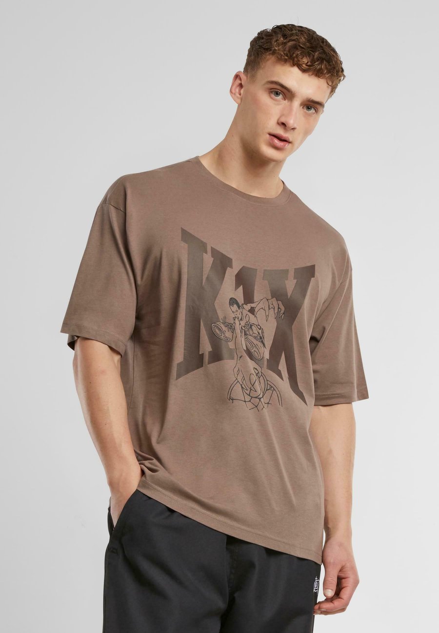Футболка K1X ALIEN SMASH TEE, Brown, Серый, Футболка K1X ALIEN SMASH TEE, Brown
Футболка K1X ALIEN SMASH TEE, Brown, Серый, Футболка K1X ALIEN SMASH TEE, Brown