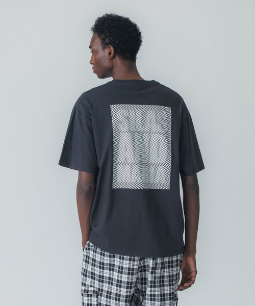 Футболка с зигзагообразным узором, бренд Silas
Футболка с зигзагообразным узором, бренд Silas