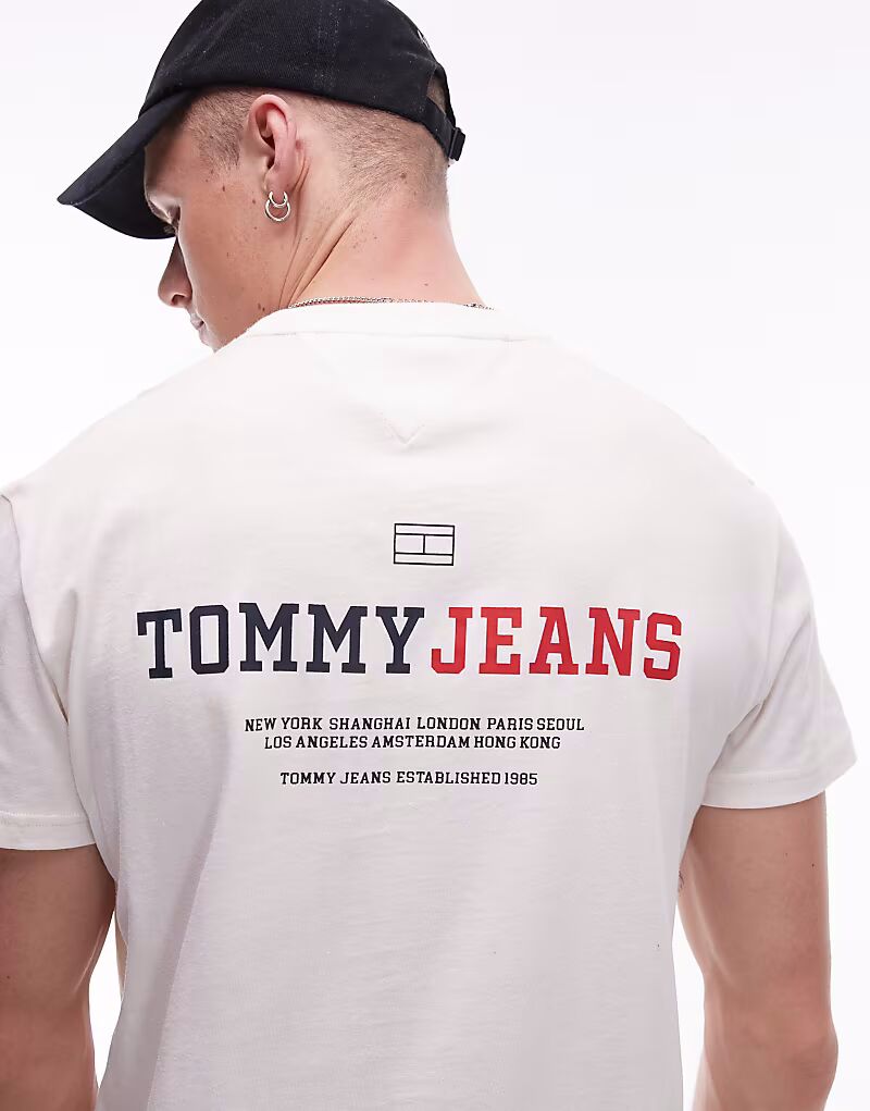Футболка Tommy Jeans с графическим принтом на спине в стиле университетской школы, цвет: белый
Футболка Tommy Jeans с графическим принтом на спине в стиле университетской школы, цвет: белый