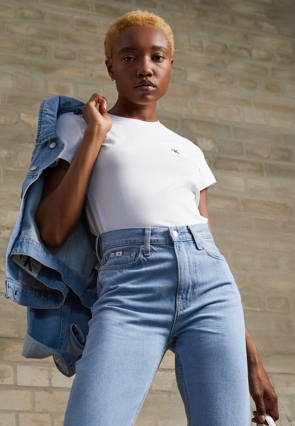 Базовая футболка женская Calvin Klein Jeans с круглым вырезом, белый 
Базовая футболка женская Calvin Klein Jeans с круглым вырезом, белый