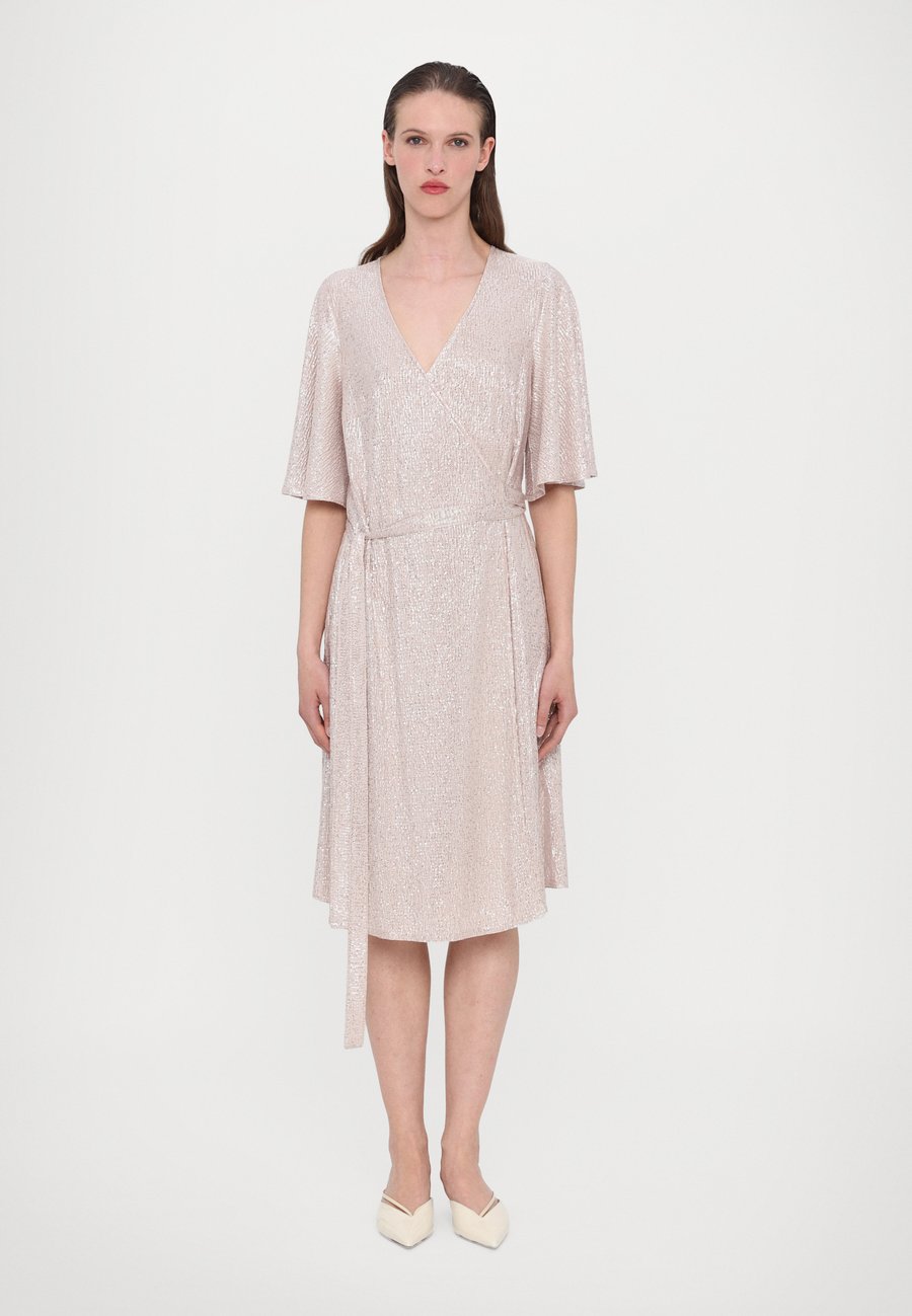 Платье Ida Sjöstedt PALMER DRESS, Soft Pink Silver/Light Pink
Платье Ida Sjöstedt PALMER DRESS, Soft Pink Silver/Light Pink