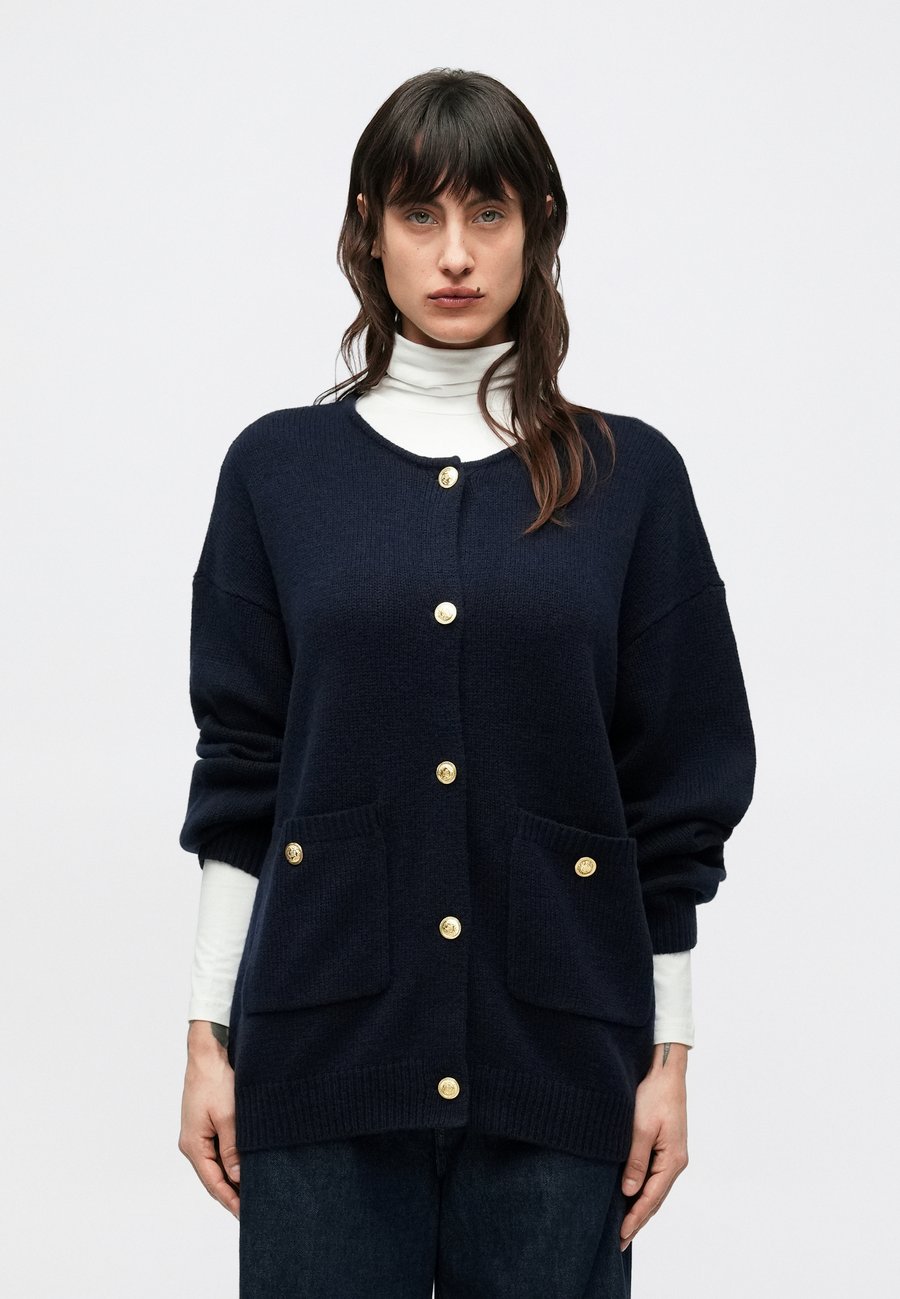 Кардиган DESIGNERS REMIX CARMEN BUTTON, Midnight Blue/Dark Blue
Кардиган DESIGNERS REMIX CARMEN BUTTON, Midnight Blue/Dark Blue