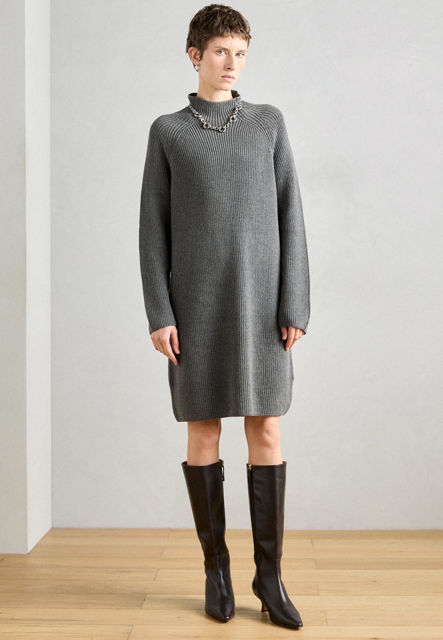 Платье Marc O'Polo LONGSLEEVE STAND UP COLLAR, Warm Granite Melange/Light Grey
Платье Marc O'Polo LONGSLEEVE STAND UP COLLAR, Warm Granite Melange/Light Grey